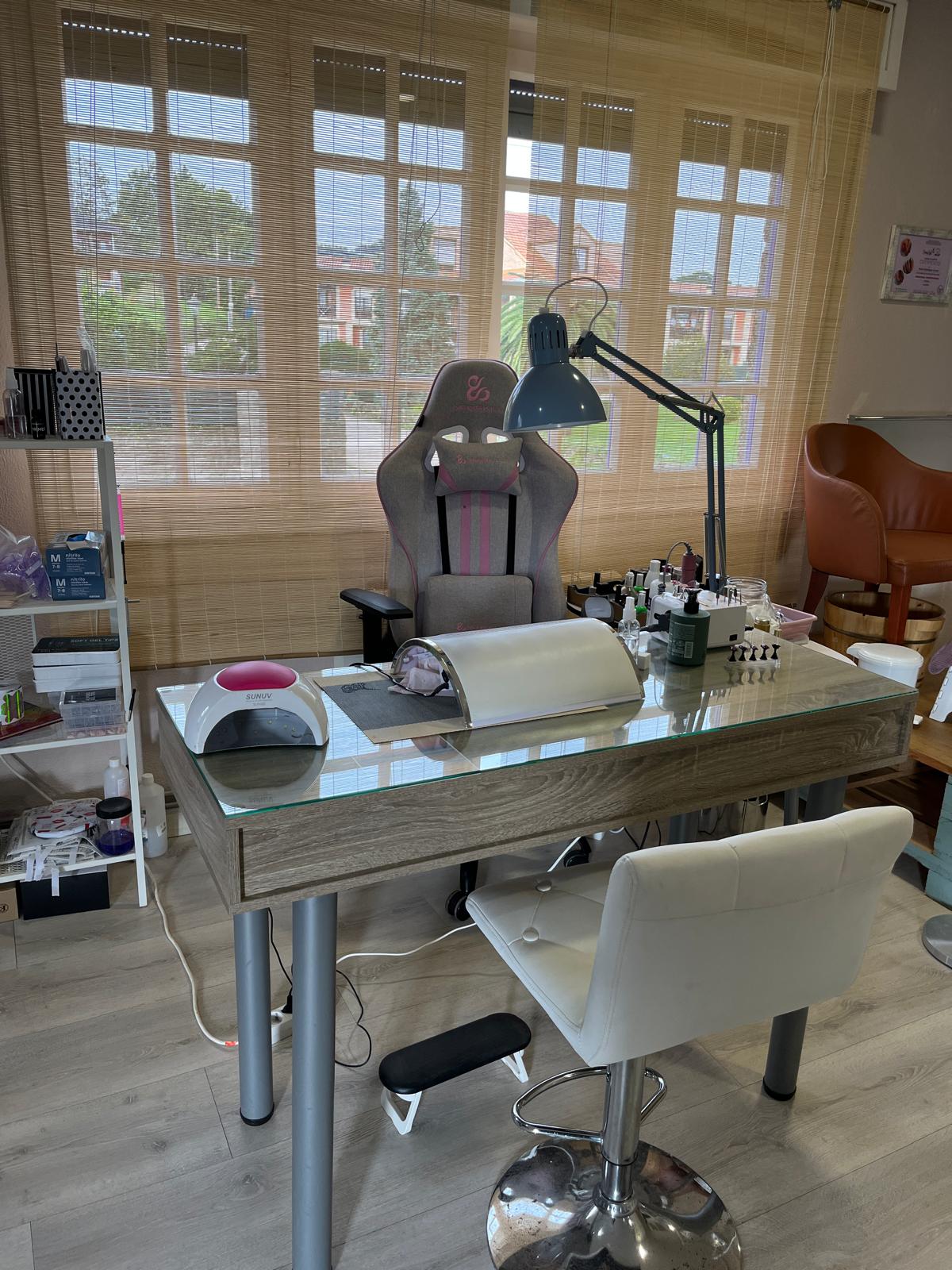 Mesa de manicura junto a la ventana con luz natural