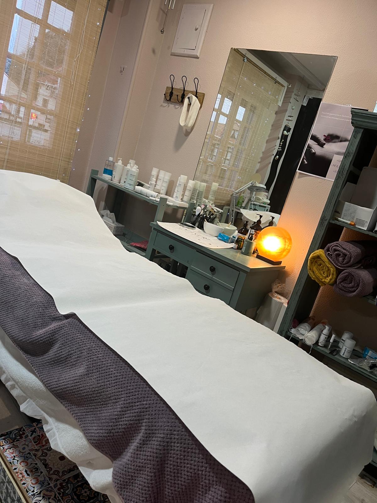 Camilla preparada para un tratamiento facial