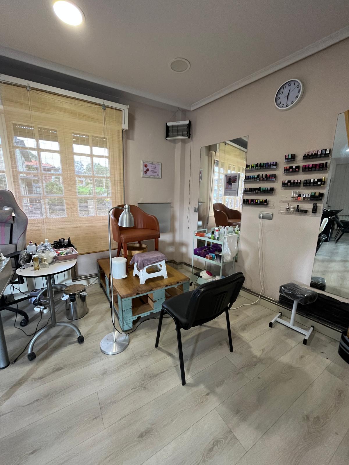 Zona de manicura con expositor de esmaltes y sillón
