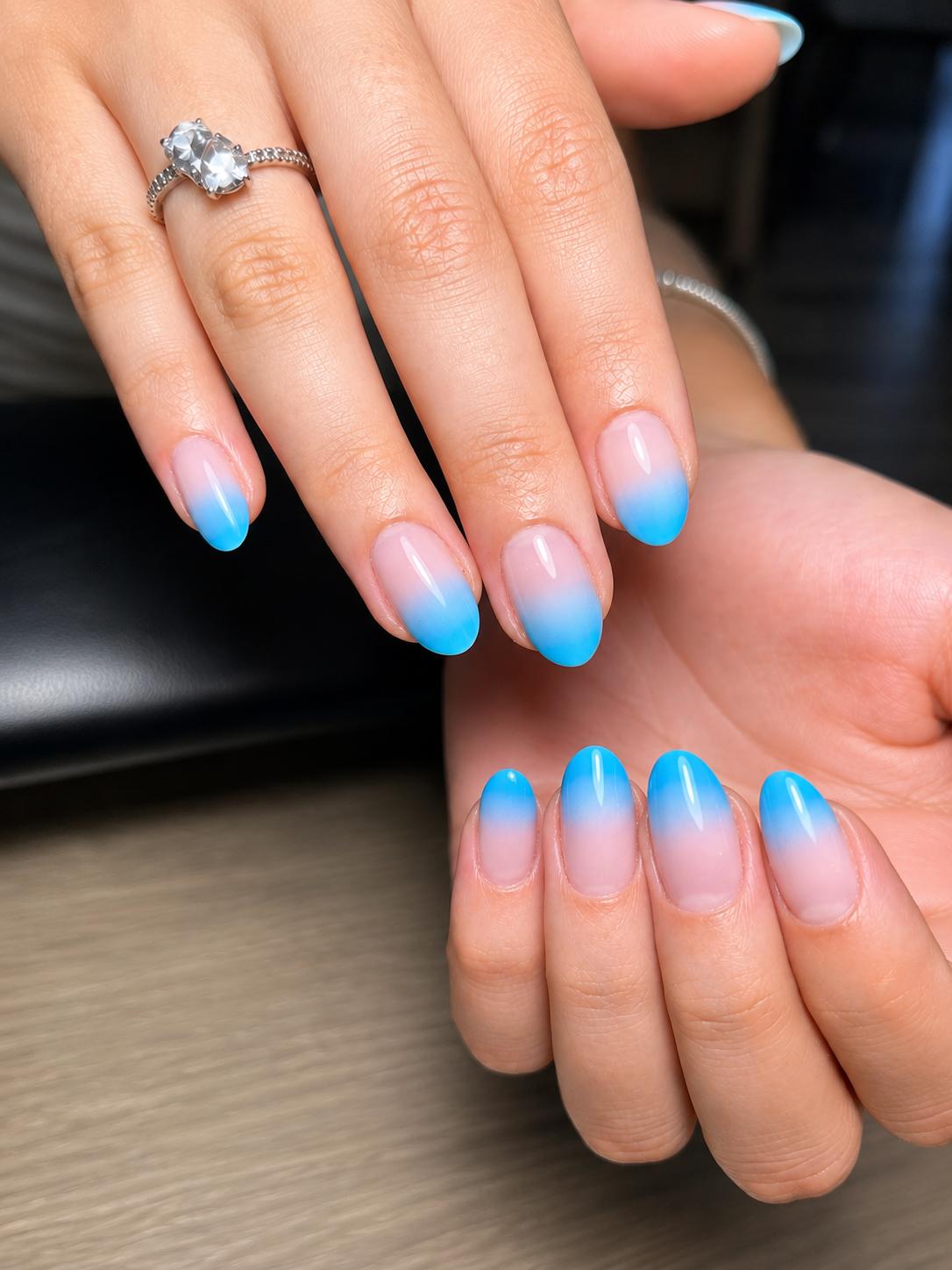 Manicura semipermanente en degradado azul
