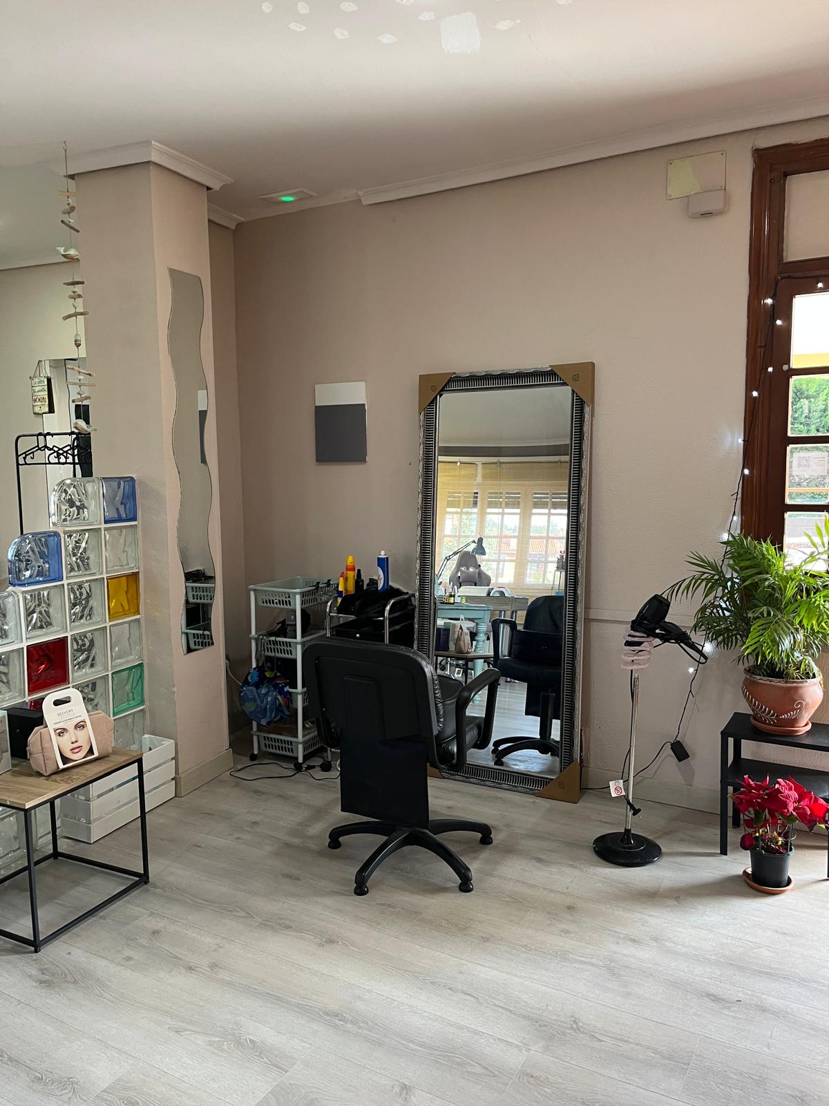 Zona de peluquería con espejo y tocador
