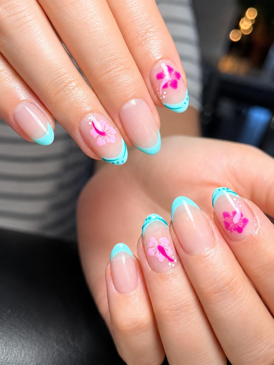 Nail art con francesa turquesa y flores de hibisco